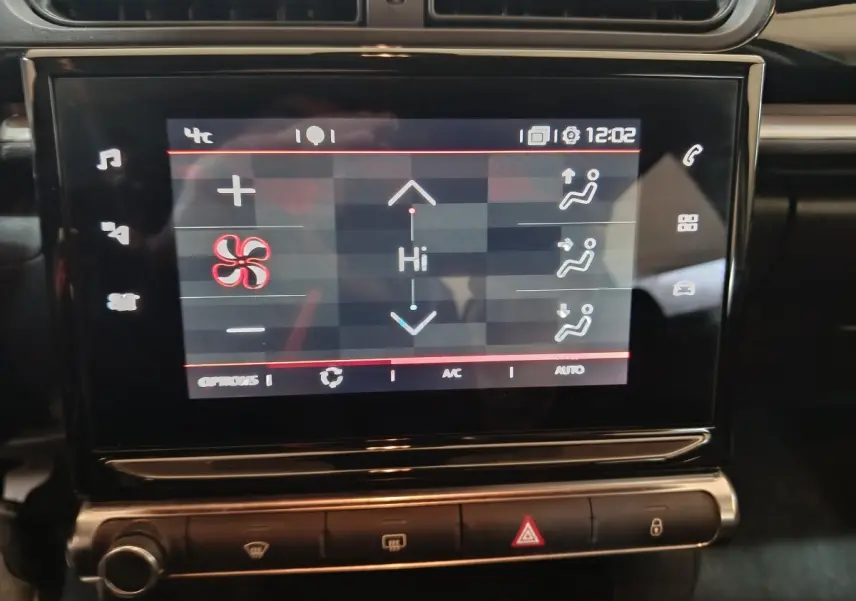 Écran tactile central de la Citroën C3 2024 noir montrant les réglages de climatisation avec commandes tactiles et boutons en dessous.