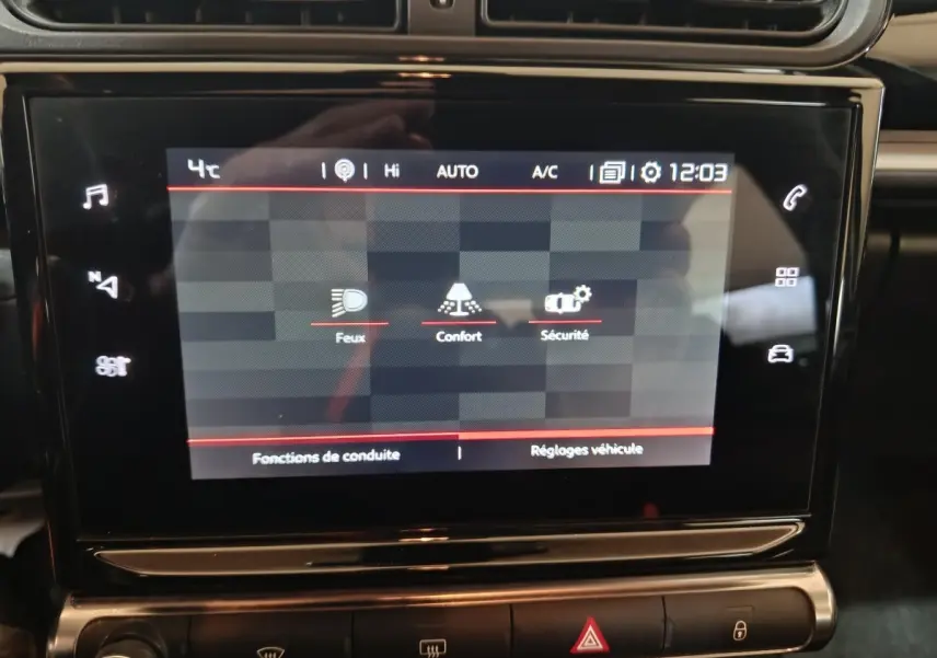 Écran tactile central de la Citroën C3 2024 noir affichant les réglages Feux, Confort et Sécurité.