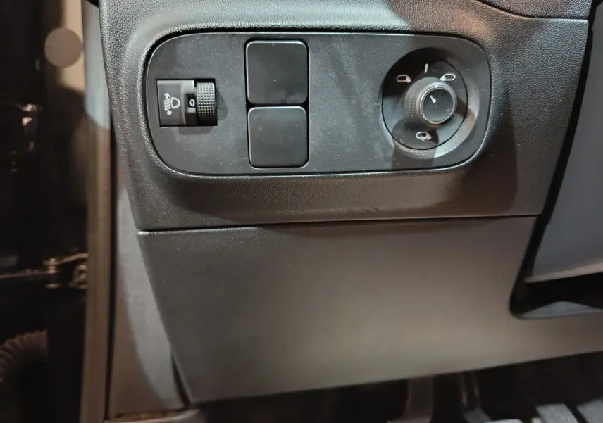 Gros plan sur les commandes noires du tableau de bord côté gauche de la Citroën C3 BlueHDi 100 BVM PLUS 2024.