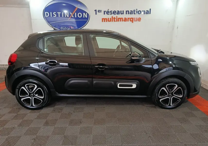 Citroën C3 noire vue de profil côté gauche, avec protections latérales Airbump et jantes distinctives.