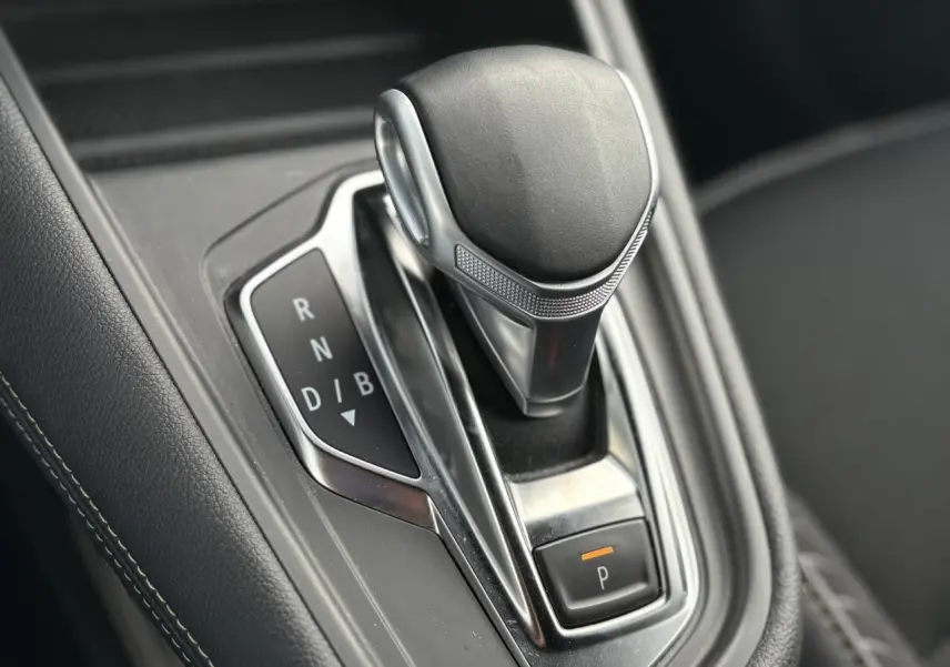 Gros plan sur le levier de vitesses automatique noir et chrome de la Renault SYMBIOZ E-Tech Full Hybrid 2025.