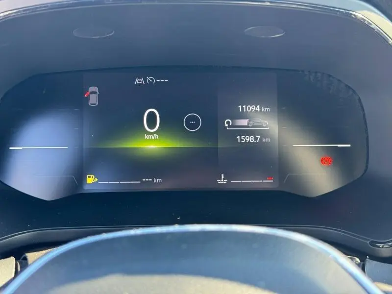 Tableau de bord numérique du Renault Captur 2025, affichage de vitesse à 0 km/h et compteur kilométrique.