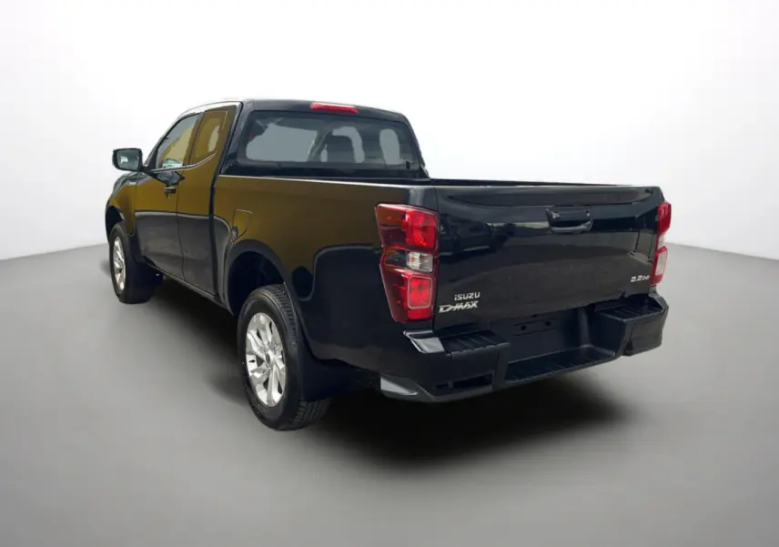 Vue 3/4 arrière droite d'un pick-up Isuzu D-MAX 2.2 TD 164 Space Evolution noir Onyx avec jantes alu 18 pouces.