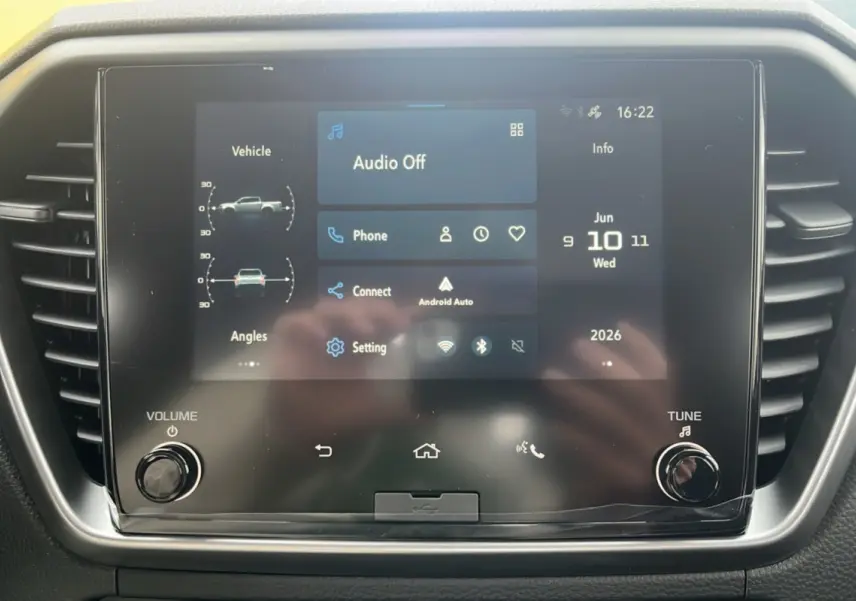 Écran tactile central du tableau de bord de l'Isuzu D-MAX 2026 avec interface Android Auto et Bluetooth.