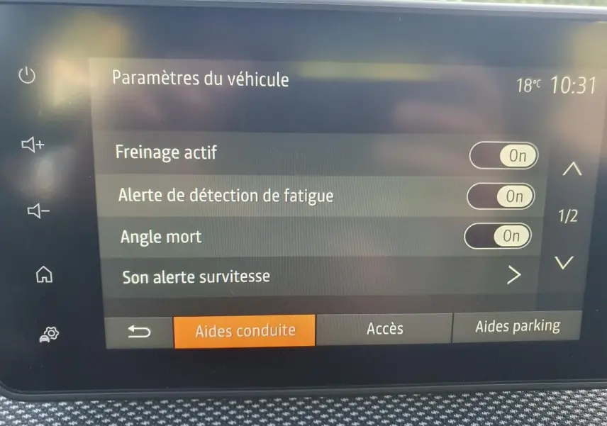 Écran tactile intérieur montrant les paramètres d’aide à la conduite d’une Dacia Sandero gris urbain.