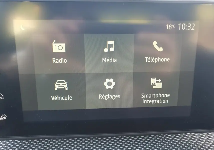 Écran tactile central du tableau de bord de la Dacia Sandero 2024 affichant les options multimédia et réglages.