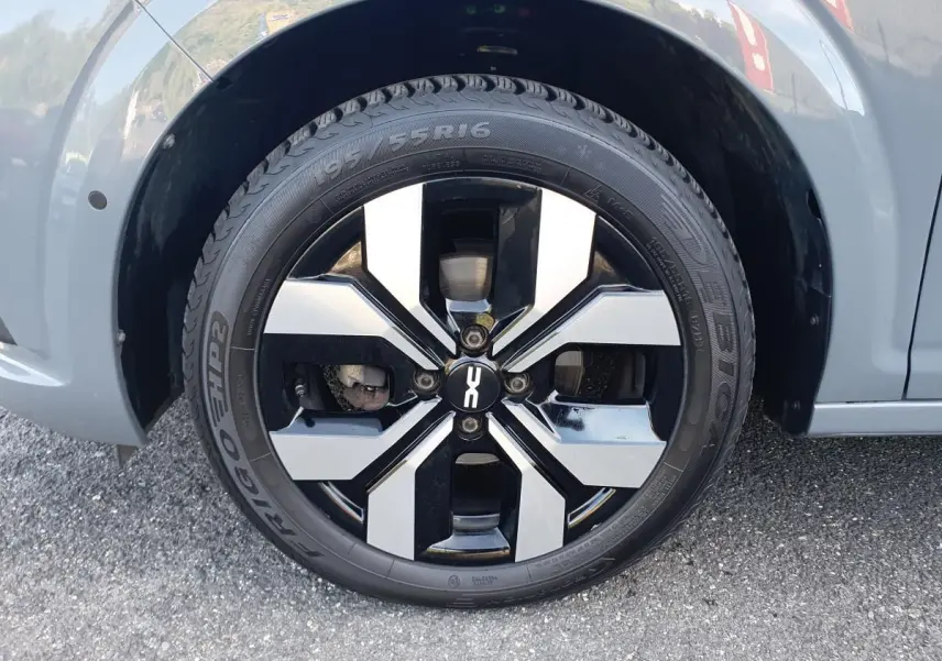 Gros plan sur la jante alu 16 pouces bicolore noir et argent du Dacia Sandero gris urbain 2024, côté droit.