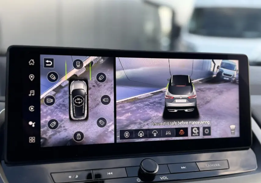 Affichage écran intérieur du Nissan Qashqai III e-Power noir Kuro, vue caméra 360° et arrière en stationnement.
