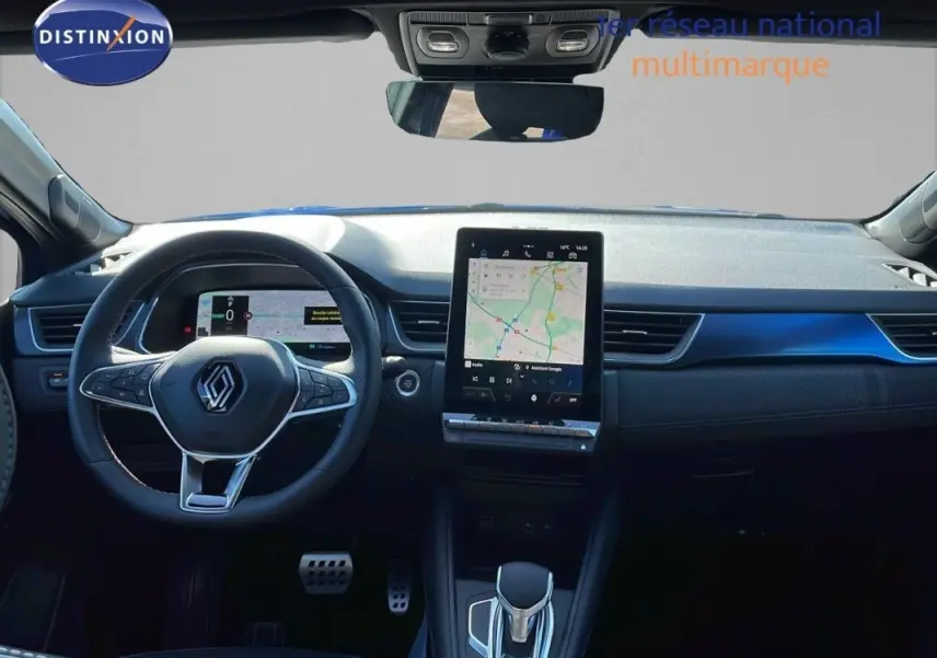 Vue intérieure avant du tableau de bord bleu du Renault Captur Alpine full hybrid avec écran tactile vertical et volant multifonctions.