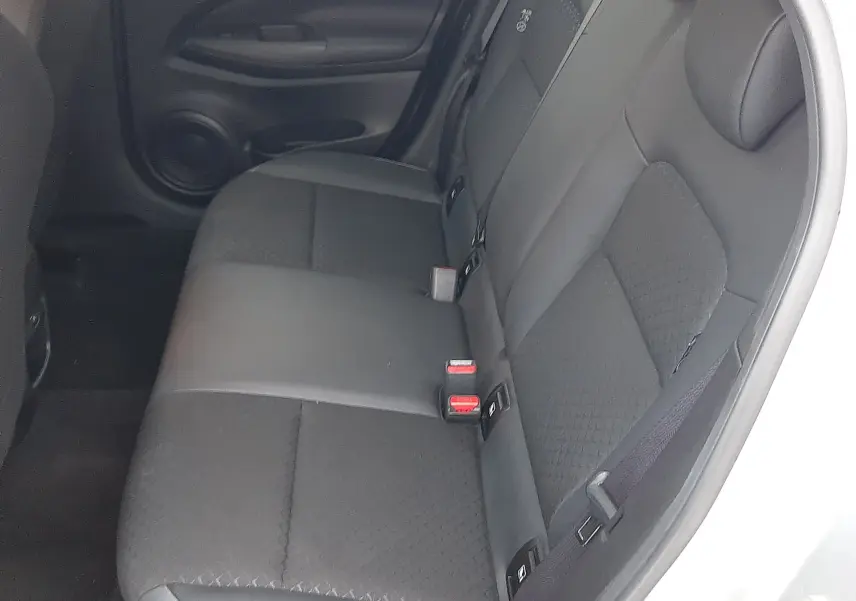 Vue intérieure côté droit des sièges arrière en cuir gris foncé du Nissan Juke 2024 gris perle métal.