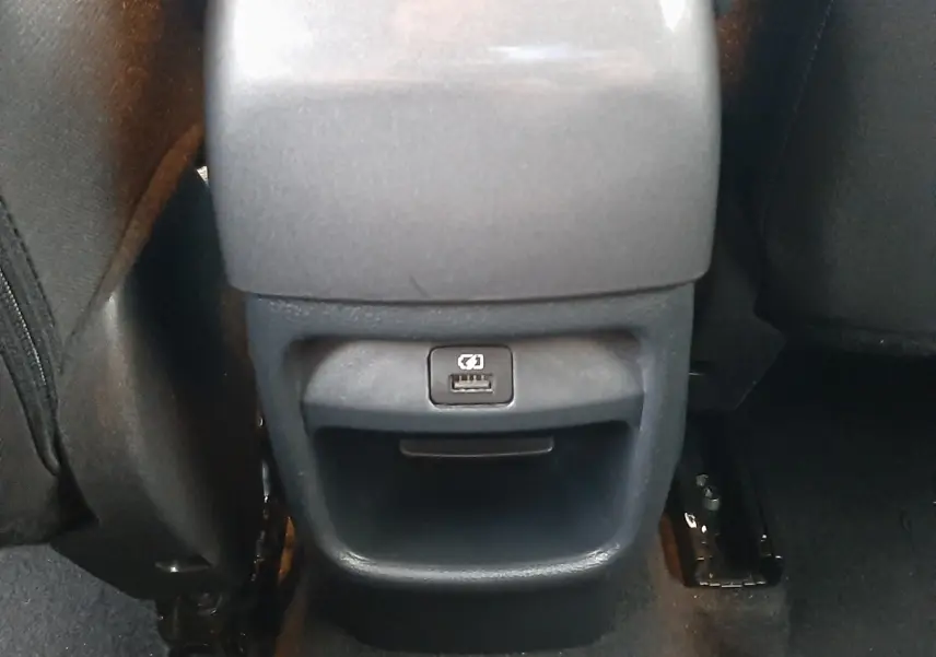 Prise USB arrière et rangement central gris perle métal dans le Nissan Juke 2024 1.6 HEV N-Connecta.