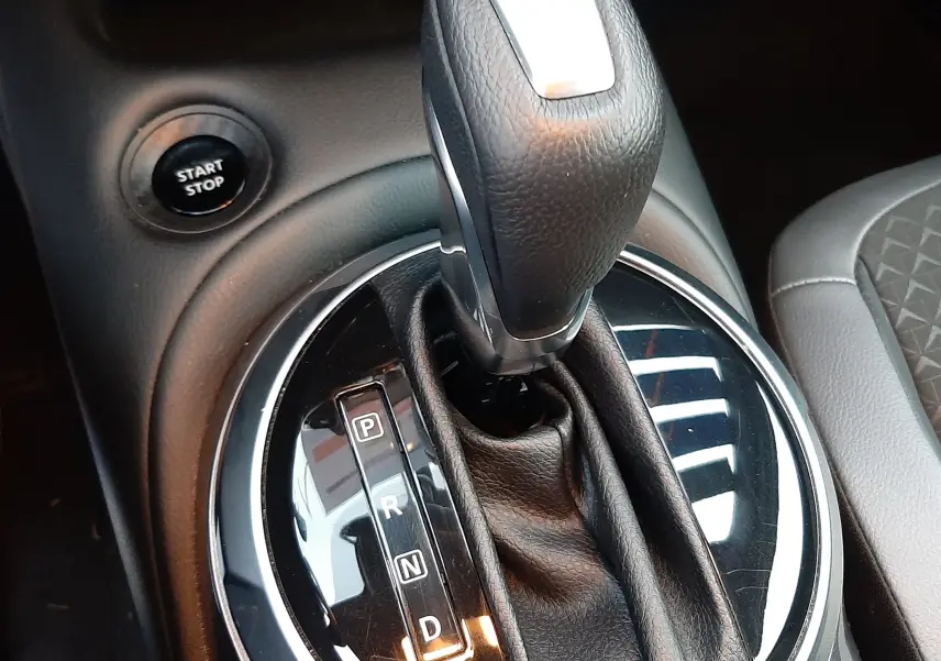 Le levier de vitesses automatique noir et argenté du Nissan Juke 2024, avec bouton start/stop visible à gauche.