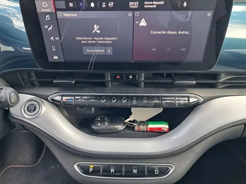 Tableau de bord de FIAT 500C 118 cv icone 2021 avec écran tactile et commandes de climatisation visibles.