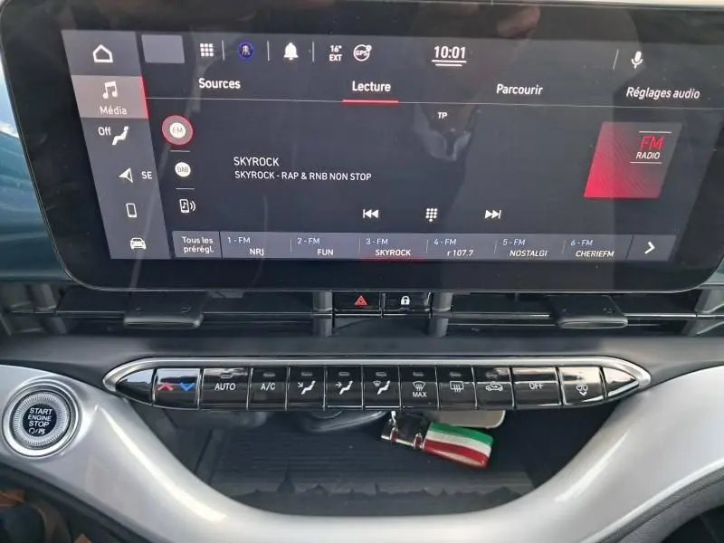 Tableau de bord de FIAT 500C 118 cv icone 2021, écran tactile radio FM et commandes climatisation visibles.