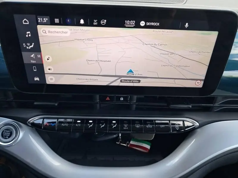 Tableau de bord de la Fiat 500C 118 cv icone 2021 avec écran tactile et commandes climatisation visibles.