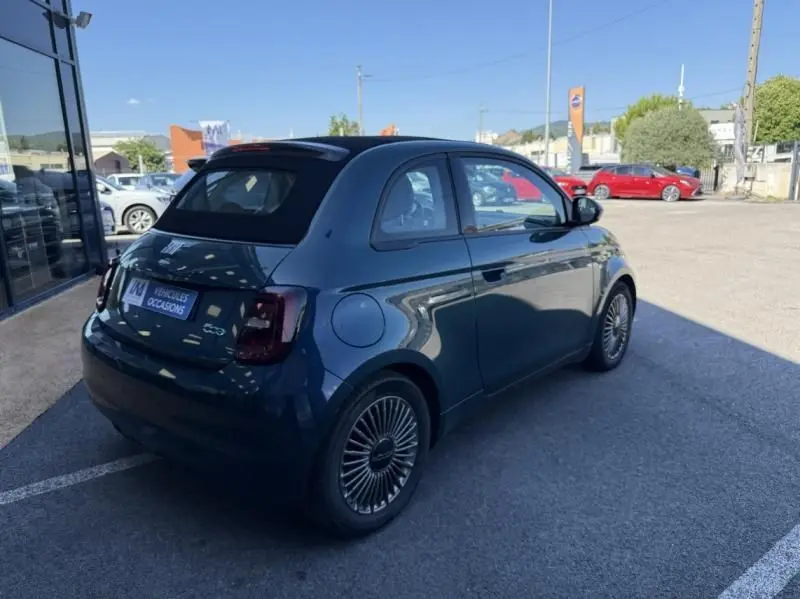 Fiat 500C 118 cv icone électrique vert foncé métal vue 3/4 arrière droit avec toit noir et jantes spécifiques.