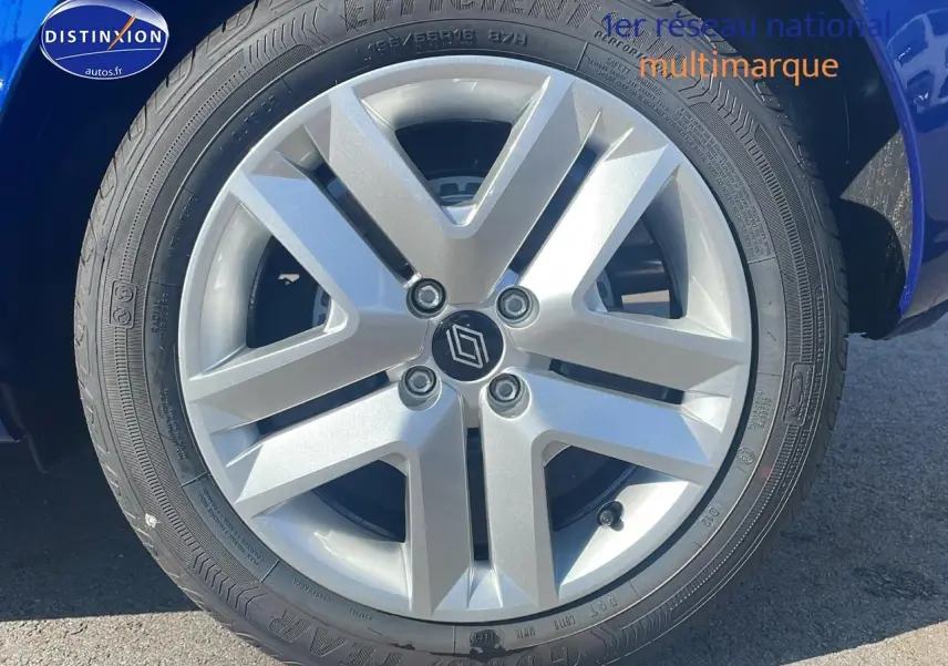 Gros plan sur la roue avant droite de la Renault Clio V bleu iron, mettant en valeur la jante alliage et le pneu Goodyear.