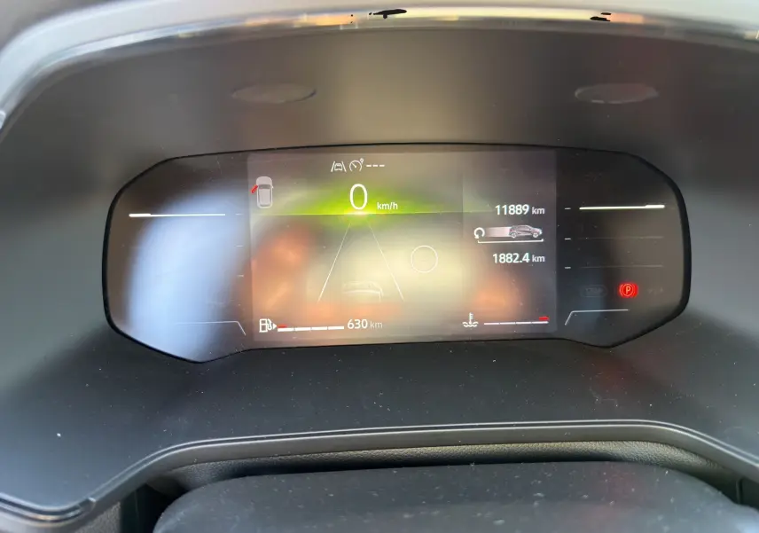 Affichage numérique du tableau de bord du Renault Captur 2024 montrant la vitesse à 0 km/h et l'autonomie restante.