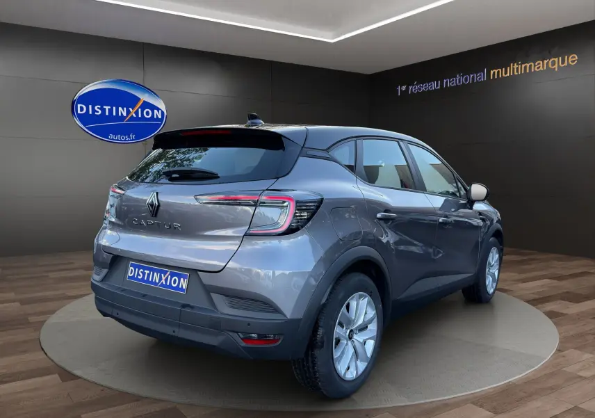 Vue 3/4 arrière droite du Renault Captur 2024 gris Cassiopée avec toit noir et caméra de recul visible.