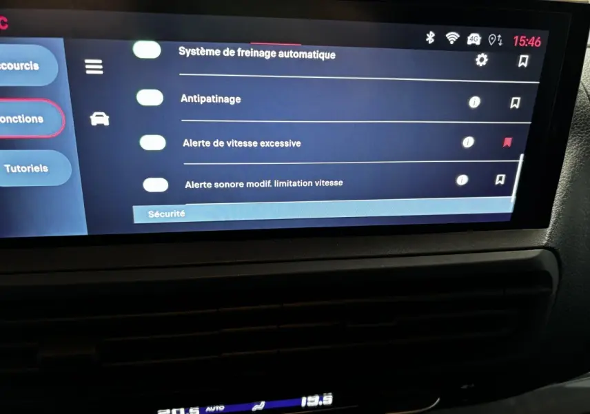 Écran tactile central du tableau de bord du Fiat Scudo Fourgon noir, affichant les options de sécurité du véhicule.