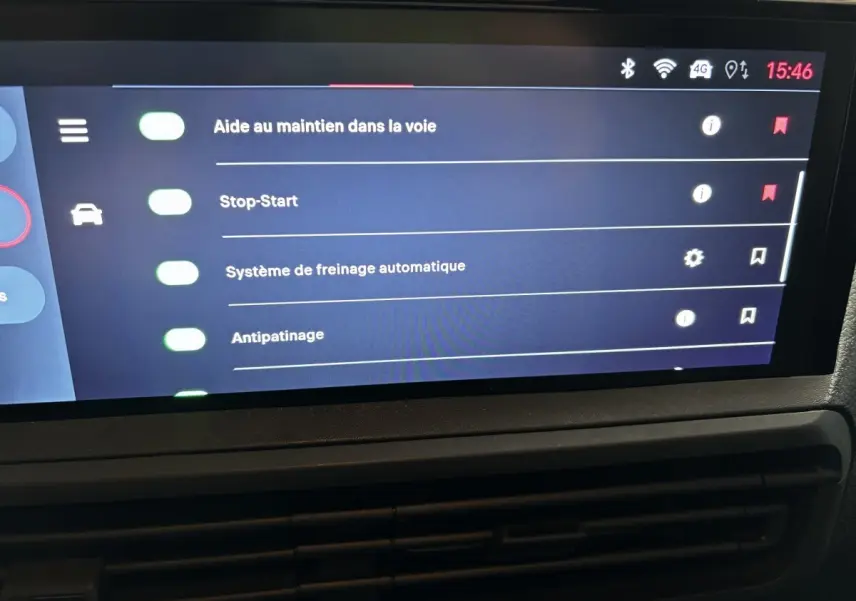 Écran tactile intérieur du Fiat Scudo Fourgon 2025 affichant les options d'aide à la conduite activées.