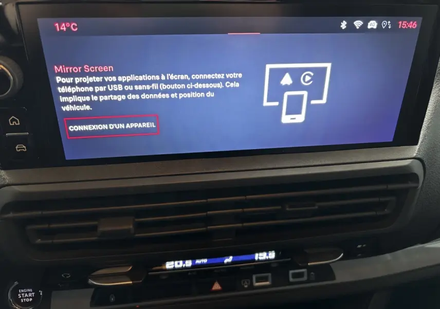 Écran tactile central du tableau de bord du Fiat Scudo Fourgon noir, affichant la connexion Mirror Screen.