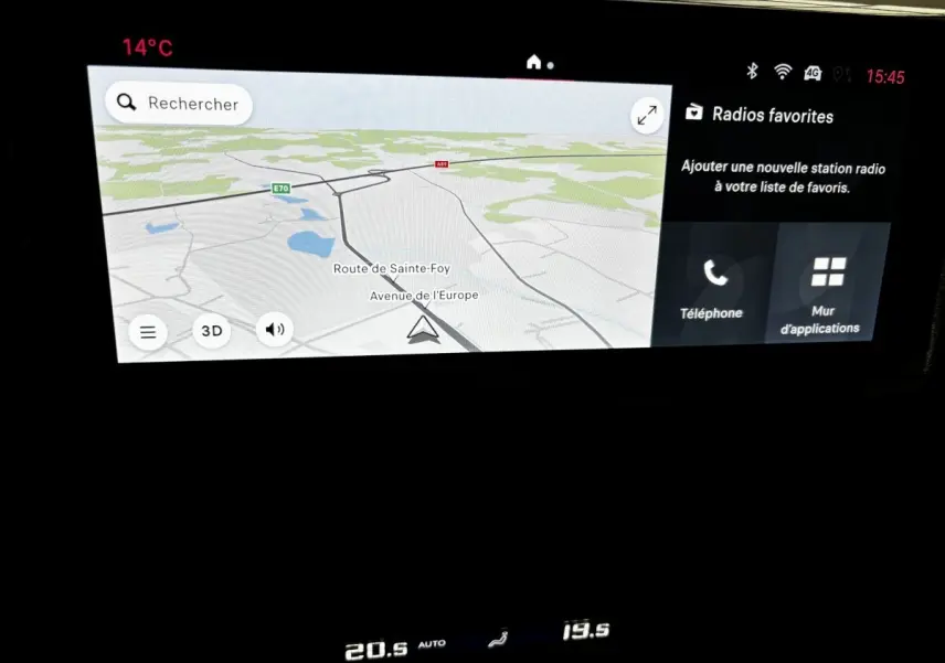 Écran tactile du système de navigation et multimédia du Fiat Scudo Fourgon noir, affichant une carte et options radio.