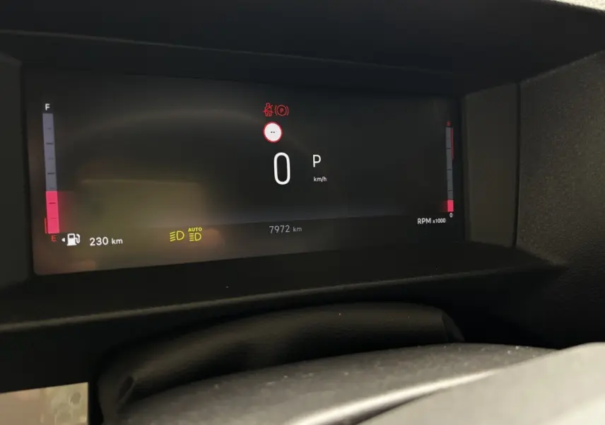 Affichage numérique du tableau de bord du Fiat Scudo Fourgon noir, montrant la vitesse à 0 km/h et le niveau de carburant.