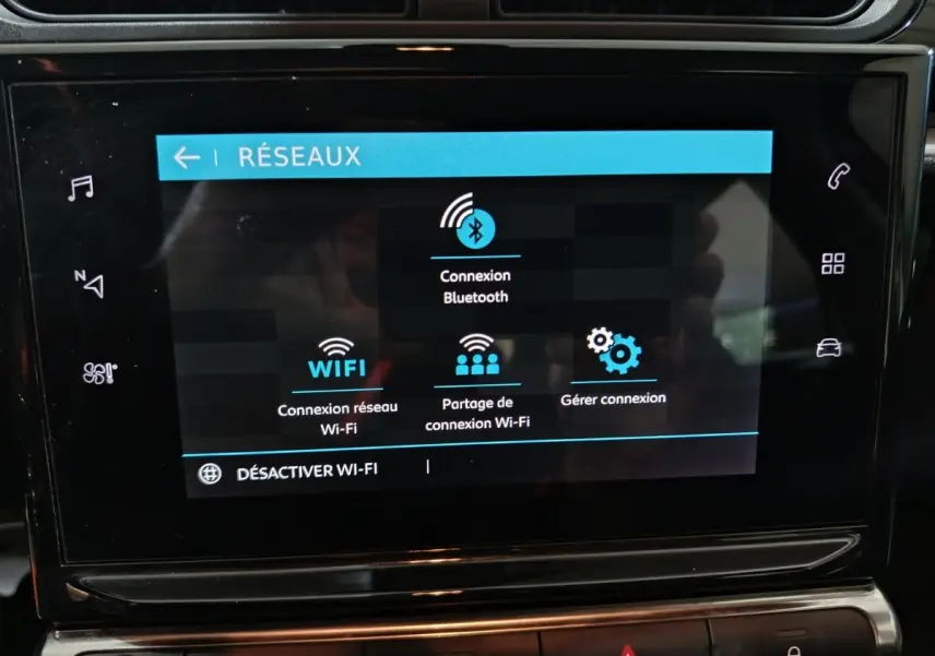 Écran tactile central de la Citroën C3 2024 affichant les options de connexion Bluetooth et Wi-Fi, intérieur noir.