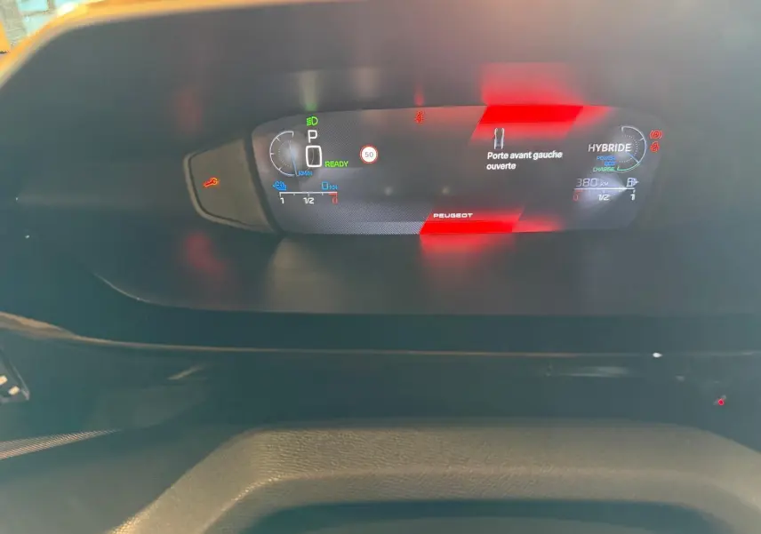 Tableau de bord numérique de la Peugeot 408 gris, affichant l'ouverture de la porte avant gauche et l'état hybride.