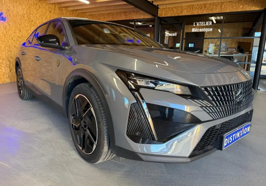 Peugeot 408 gris Selenium vue 3/4 avant droit, avec calandre verticale et jantes alliage 19'' diamantées graphite.