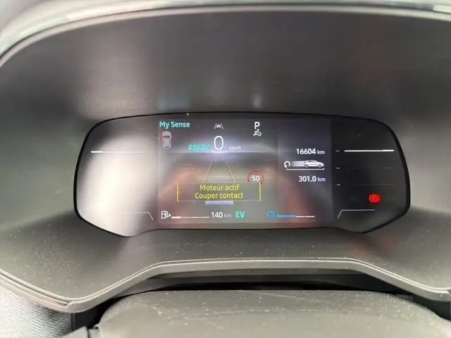 Affichage numérique du combiné d'instruments de la Renault Clio Techno E-Tech 2025, indiquant moteur actif et 16 604 km.