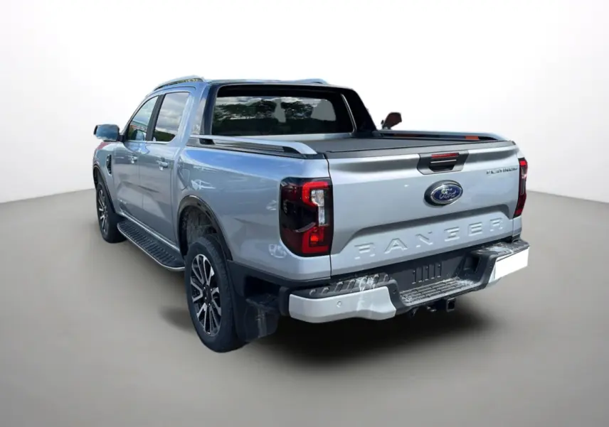 Ford Ranger 3.0 V6 Platinum gris iconic vu en 3/4 arrière droit avec rideau de benne et jantes alu 20 pouces.