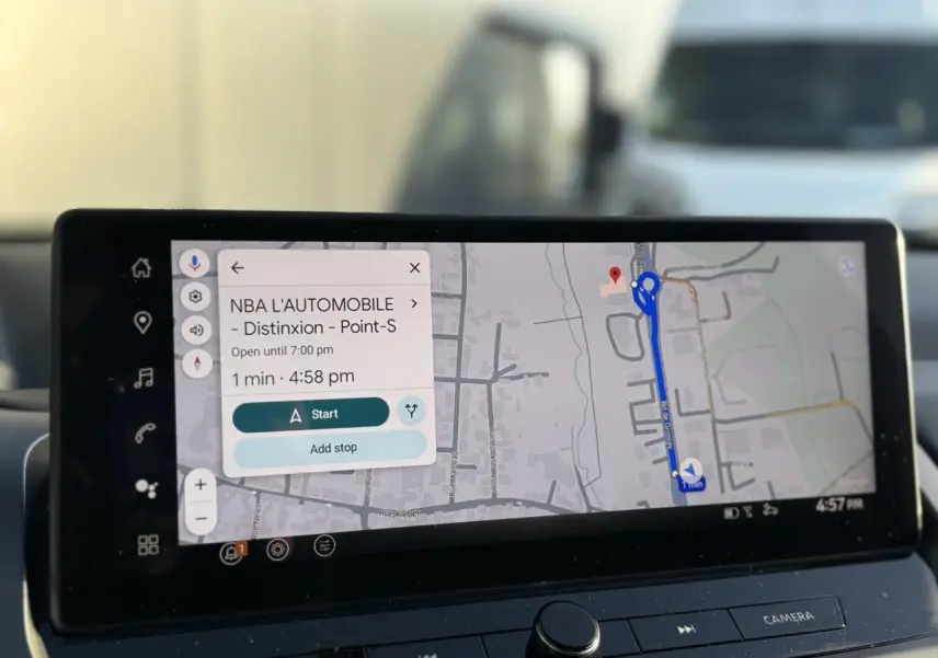 Écran tactile 12,3" du Nissan Qashqai III noir affichant le système de navigation NissanConnect avec itinéraire en cours.