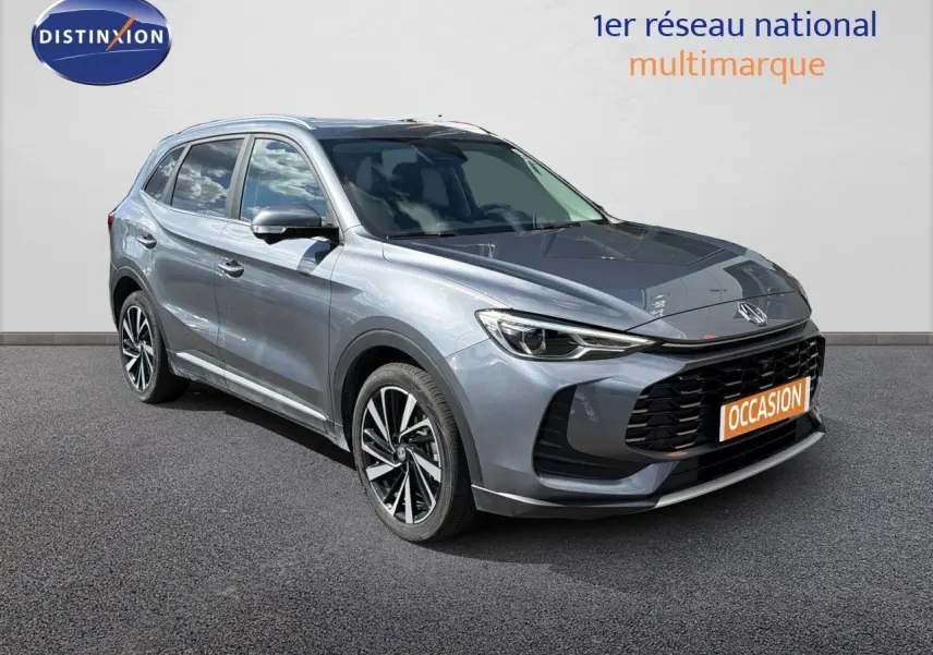 MG ZS 1.5L Hybrid+ 2025 en gris Hampstead, vue 3/4 avant avec calandre noire et jantes bi-ton.