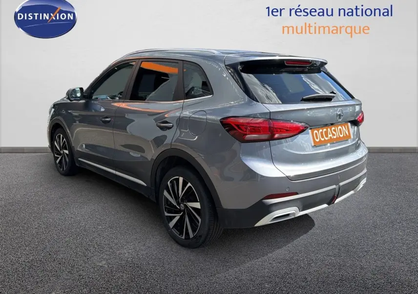 Vue 3/4 arrière droite du MG ZS 2025 gris Hampstead avec feux LED et jantes alliage bicolores.
