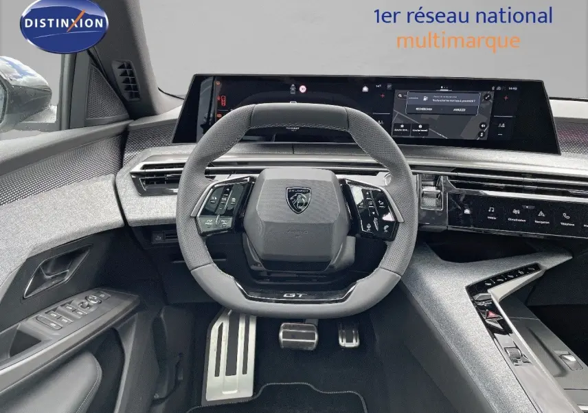 Intérieur du Peugeot 5008 Hybrid 2025 vu du poste de conduite, volant compact GT et tableau de bord numérique moderne.