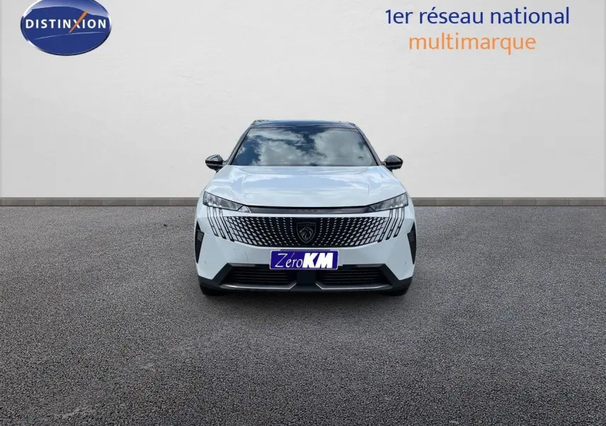 Vue frontale du Peugeot 5008 HYBRID 136CH GT blanc Okenite avec toit noir, sur fond neutre en extérieur.