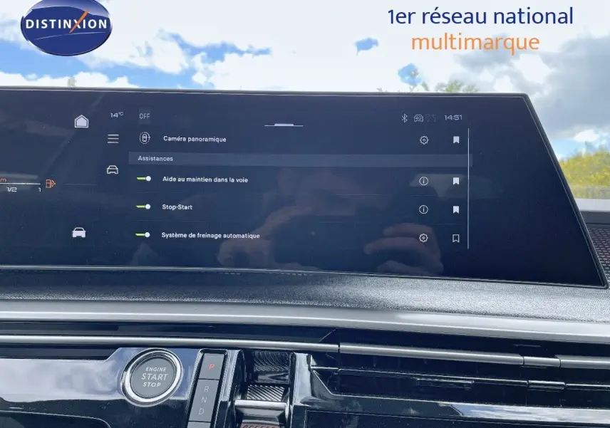 Vue intérieure du tableau de bord du Peugeot 5008 Hybrid 136ch GT avec écran tactile affichant les assistances à la conduite.