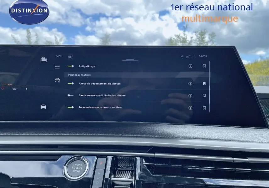 Écran tactile central affichant les réglages d'assistance à la conduite dans l'habitacle d'un Peugeot 5008 hybride 2025.