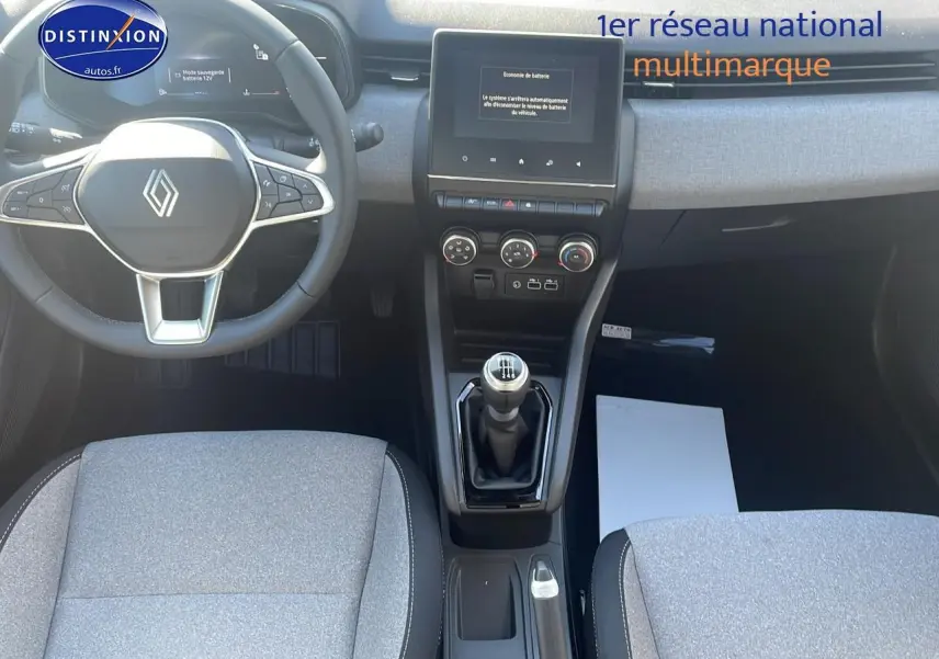 Intérieur avant de la Renault Clio V 1.5 blue dCi 100, volant multifonction et boîte manuelle visibles, sièges gris.