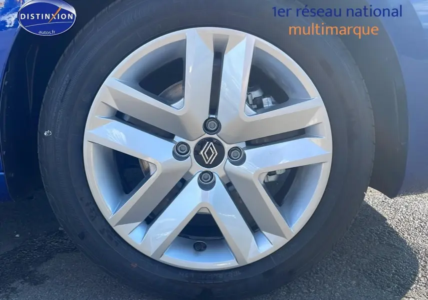 Gros plan sur la jante alliage argentée avec logo Renault sur une Renault Clio V Bleu Iron.