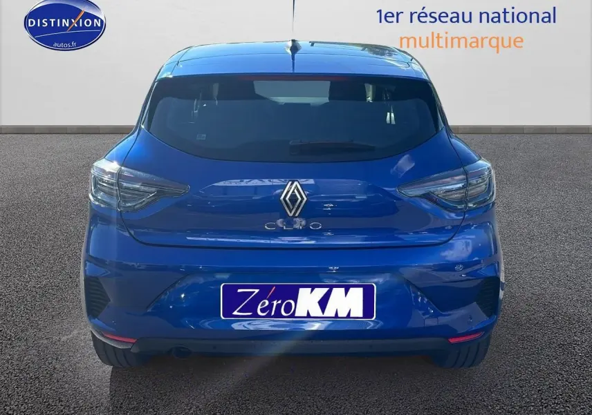 Vue arrière d'une Renault Clio V bleu iron avec feux arrière LED et logo Renault bien visible.