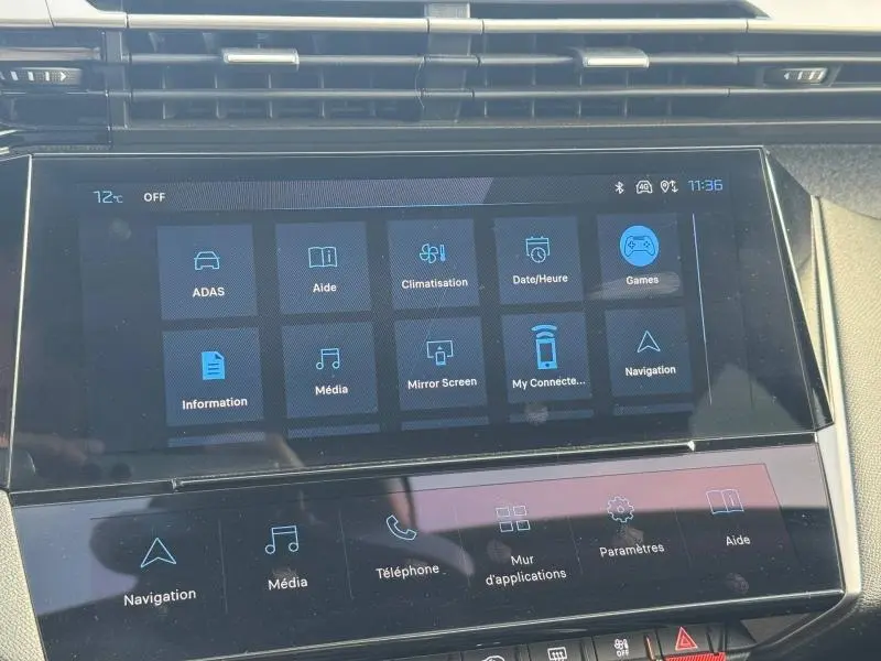 Vue rapprochée de l'écran tactile central du tableau de bord du Peugeot 308 2024, affichant le menu multimédia.