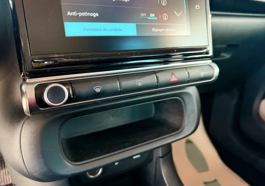 Gros plan sur la console centrale de la Citroën C3 2017, montrant les boutons de commande sous l'écran tactile.