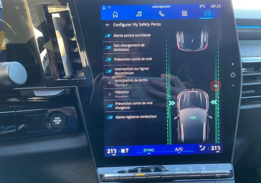 Écran tactile central du tableau de bord du Renault Espace 2025 affichant les aides à la conduite, intérieur noir.