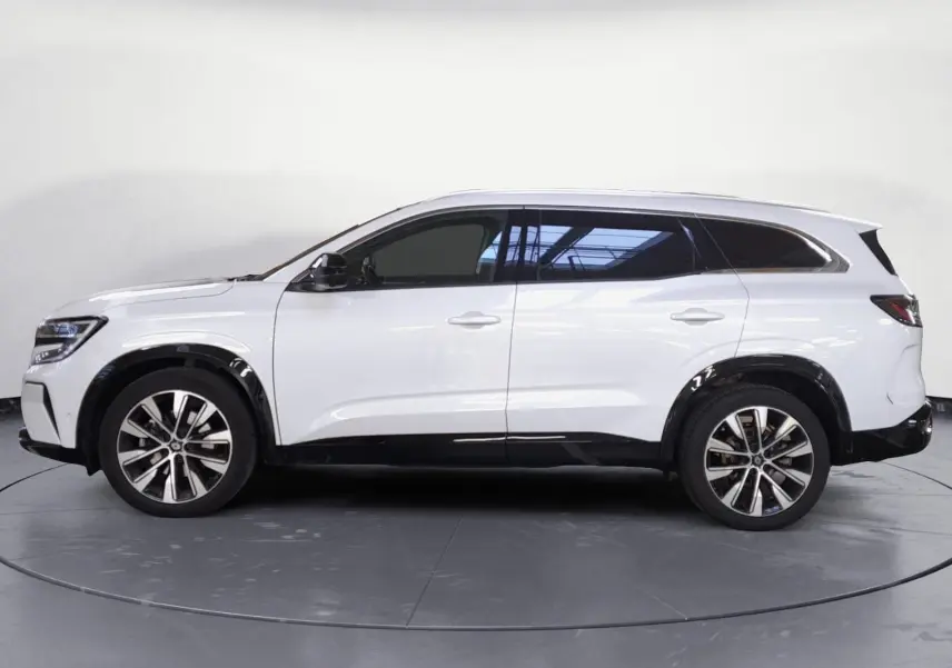 Vue de profil côté gauche du Renault Espace blanc nacré 2025 avec jantes alliage et vitres teintées.