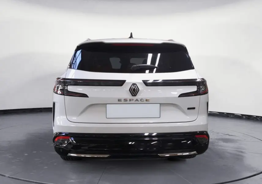 Vue arrière du Renault Espace blanc nacré 2025 avec feux LED horizontaux et pare-chocs noir brillant.