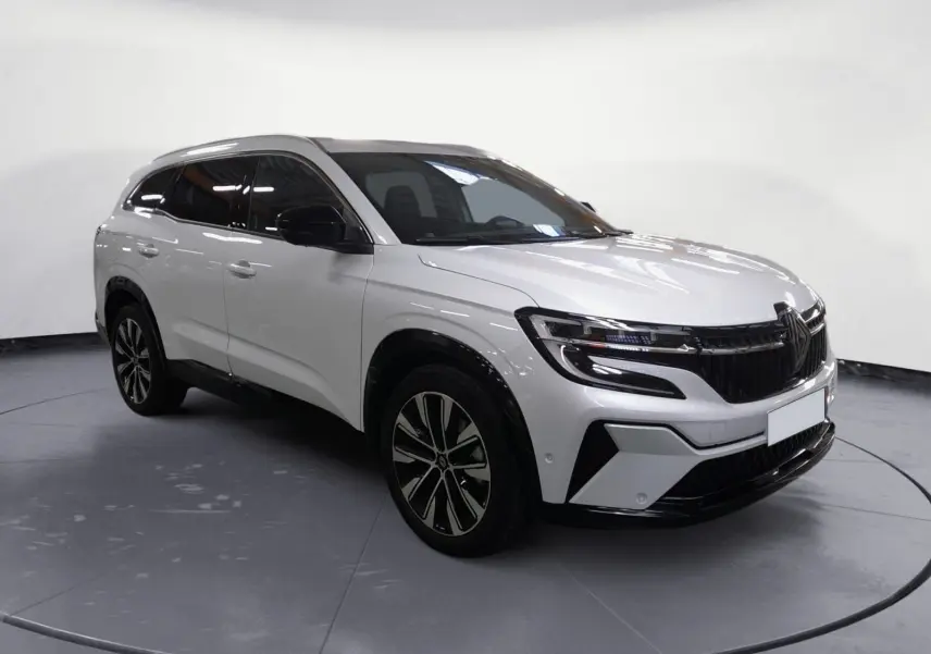 Renault Espace blanc nacré en 3/4 avant droit, avec jantes alliage noires et toit noir contrasté.