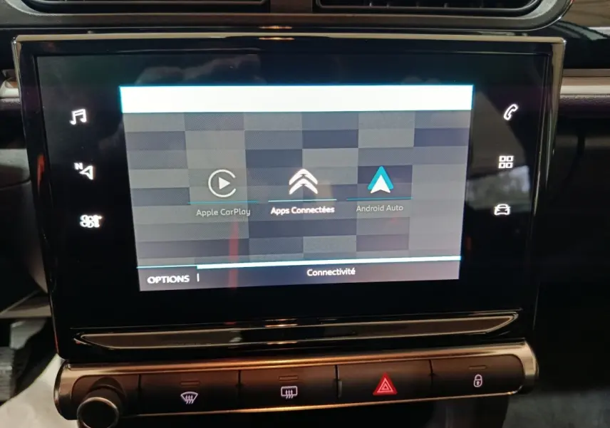 Écran tactile central de la Citroën C3 2024 gris clair affichant Apple CarPlay et Android Auto.